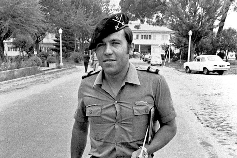 Tomás Alves, rosto conhecido da televisão e de filmes como ‘Um Amor de Perdição’, é Salgueiro Maia nas várias etapas da vida, até  à morte aos 47 anos 