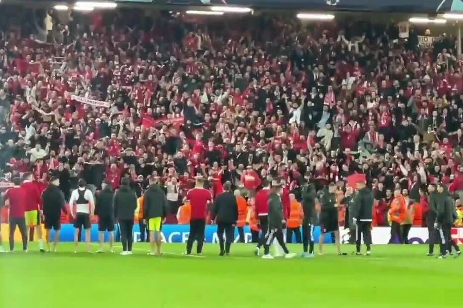 Benfica recolheu aos balneários, mas regressou ao relvado em Liverpool para agradecer aos adeptos