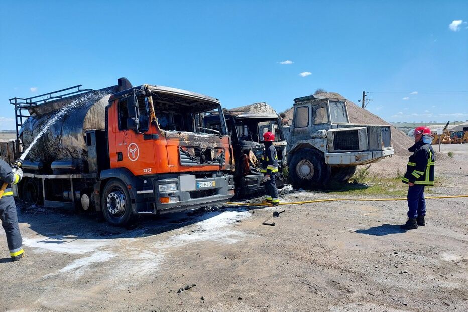 Incêndio destrói três camiões em Ourique