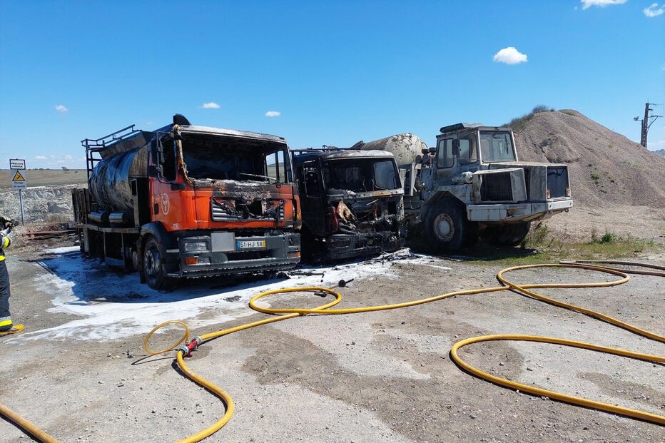 Incêndio destrói três camiões em Ourique