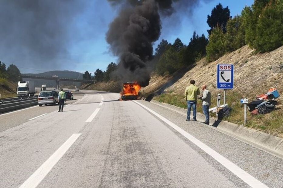Carro arde na A24