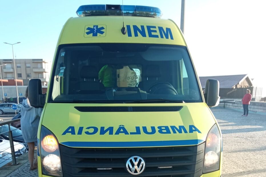 Homem salvo por bombeiro no mar da praia do Furadouro em Ovar