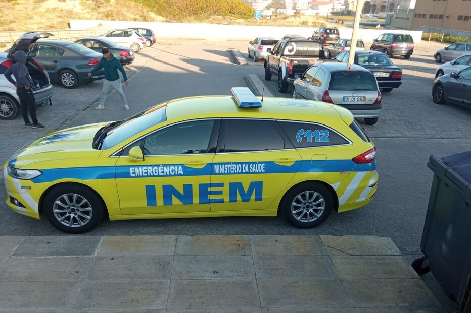 Homem salvo por bombeiro no mar da praia do Furadouro em Ovar