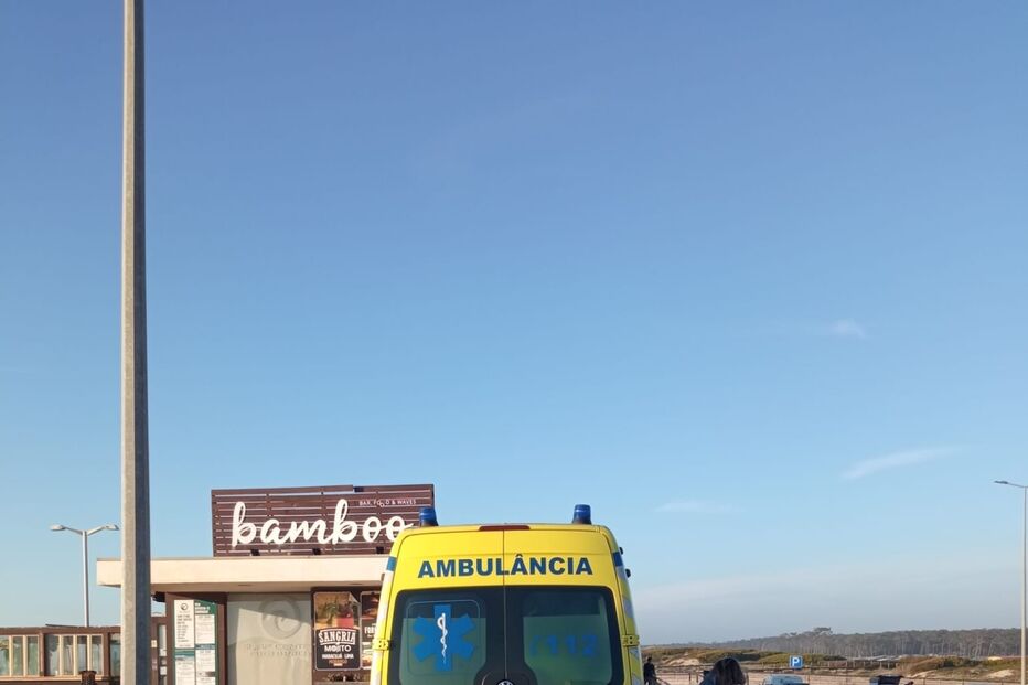 Homem salvo por bombeiro no mar da praia do Furadouro em Ovar