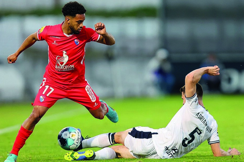 Marín (Famalicão) faz um carrinho sobre Boubacar (Gil Vicente) 