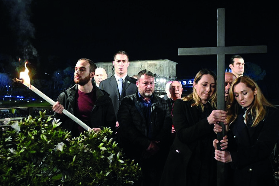 A ucraniana Irina e a russa Albina transportaram a Cruz na penúltima estação da Via-Sacra 