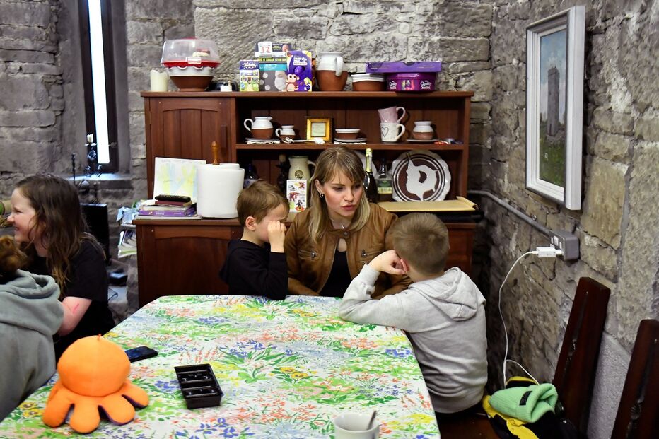 Barry Haughian e a mulher, Lola, cederam a sua segunda habitação, o castelo medieval Ballindooley, a dois grupos de refugiados ucranianos