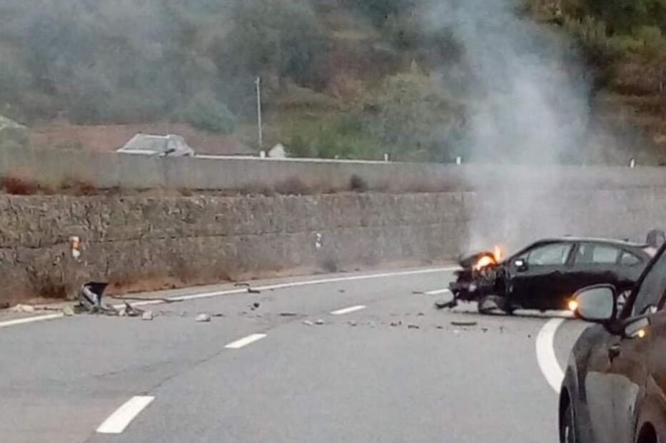Ferido grave em despiste de viatura seguido de incêndio na A24 em Lamego
