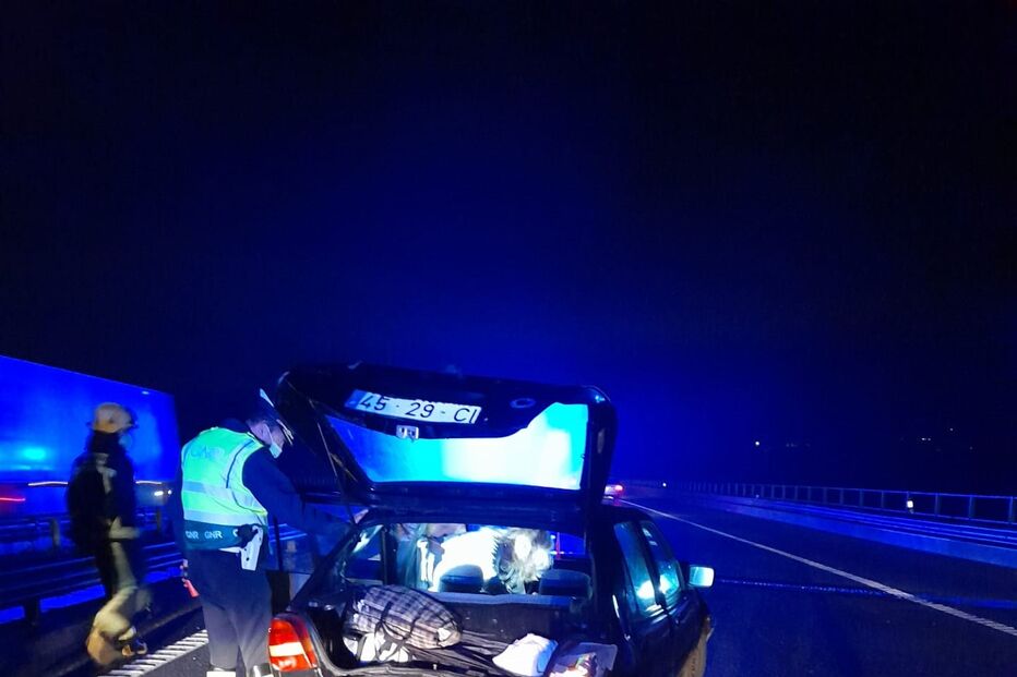 Colisão entre dois carros faz três feridos em Aveiro