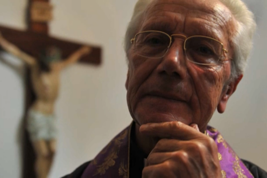 Padre exorcista acusado de violação garante ser estéril mas tem três filhos