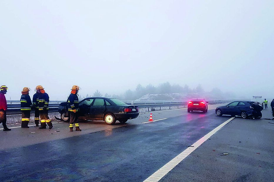 Acidente com dois carros