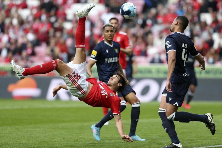 Paulo Bernardo tentou marcar de bicicleta, mas Luiz Júnior defendeu