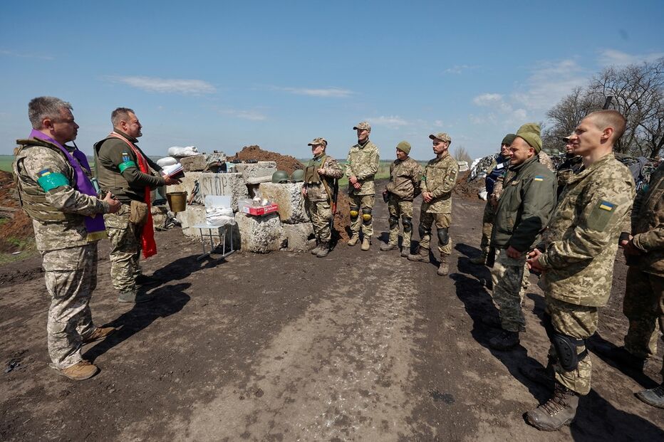 padre, Kharkiv, guerra na Ucrânia, soldados