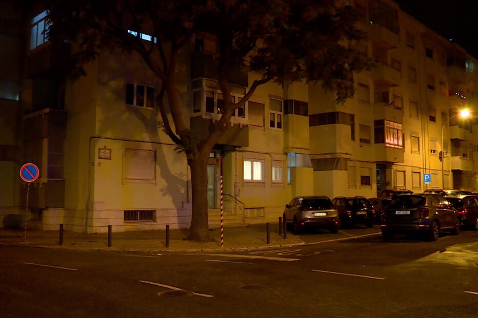 Prédio onde residia o casal e onde a mulher idosa foi encontrada morta, Oeiras