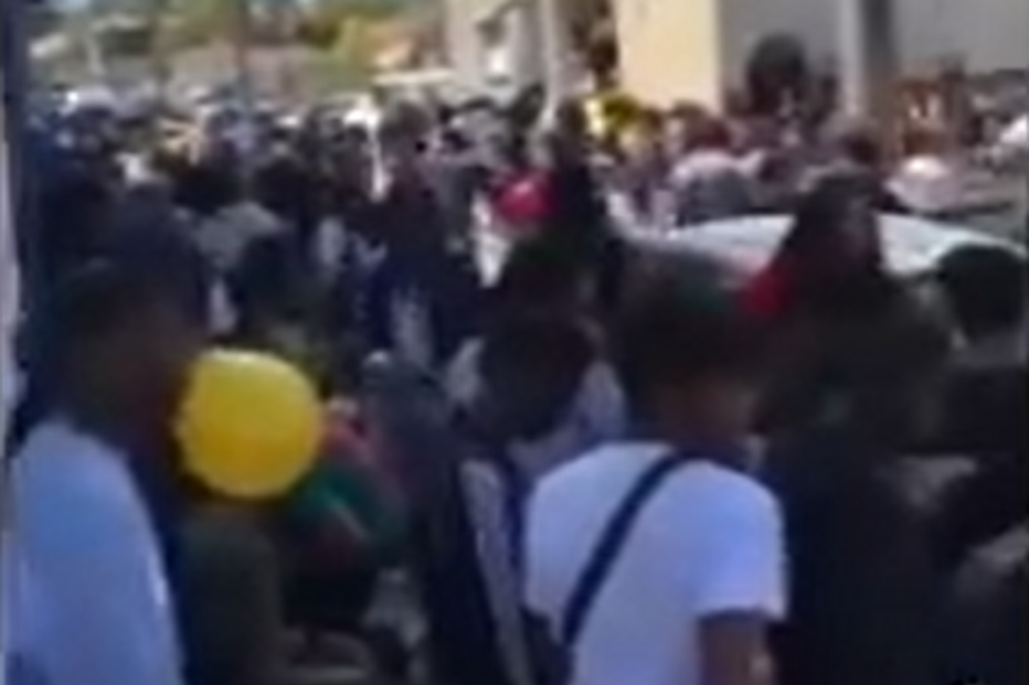 Vídeos partilhados nas redes sociais mostram ambiente da festa na Damaia onde grávida acabou baleada