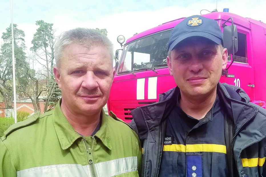 Oleksandr Shvez, o bombeiro herói de Puscha Vodica, e o comandante da corporação, Vasil Oxak