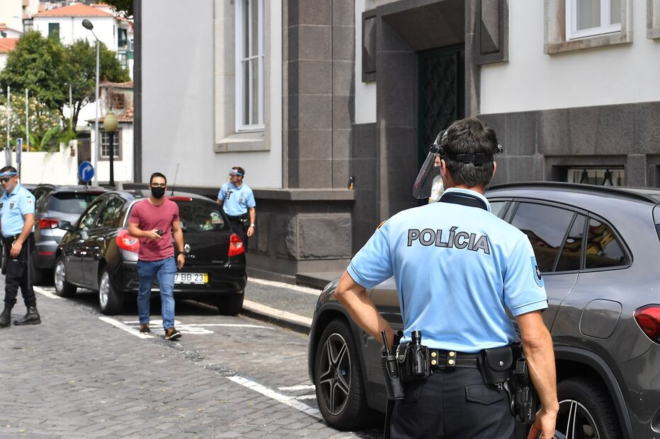 Exterior do Tribunal do Funchal, polícia