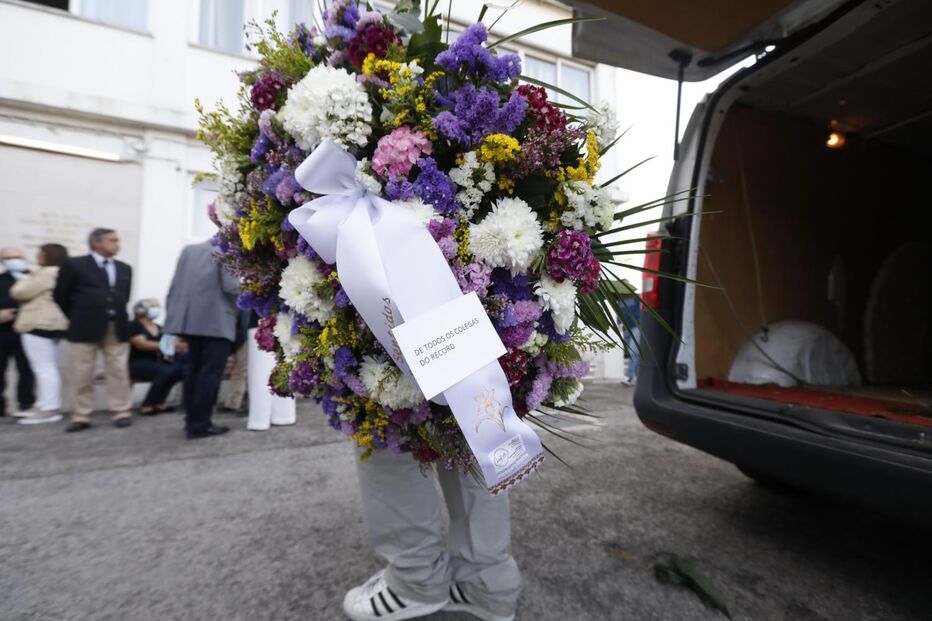 Colegas dos vários títulos da Cofina homenagearam Marta Louro com coroas de flores