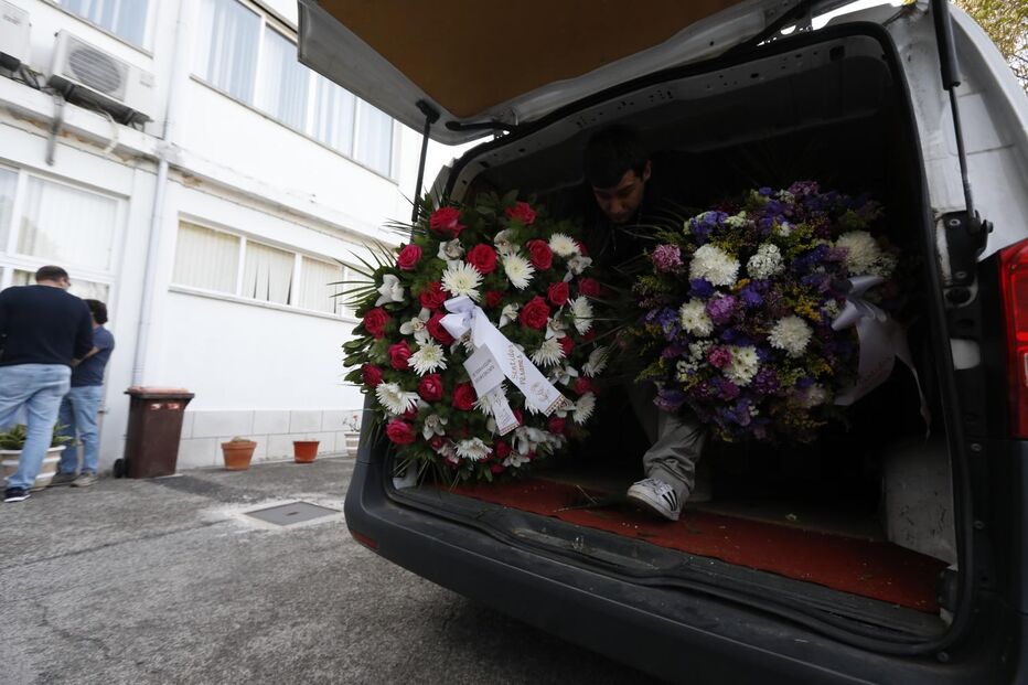 Colegas dos vários títulos da Cofina homenagearam Marta Louro com coroas de flores