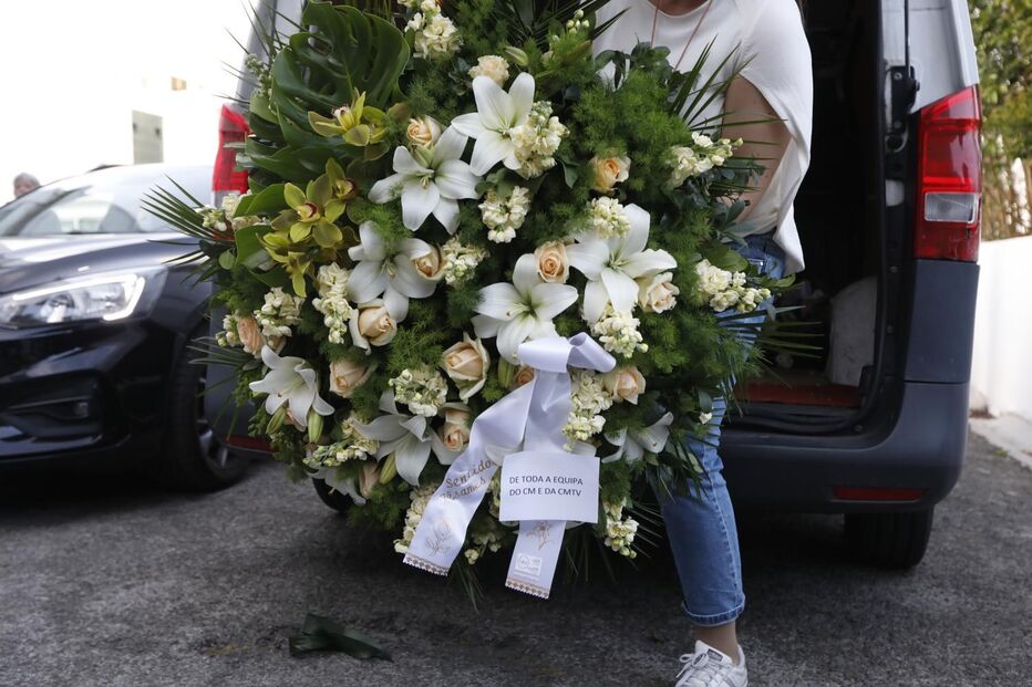 Colegas dos vários títulos da Cofina homenagearam Marta Louro com coroas de flores