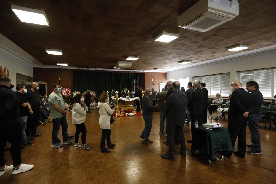 Dezenas de familiares, amigos e colegas de luto choraram a morte trágica da jovem jornalista