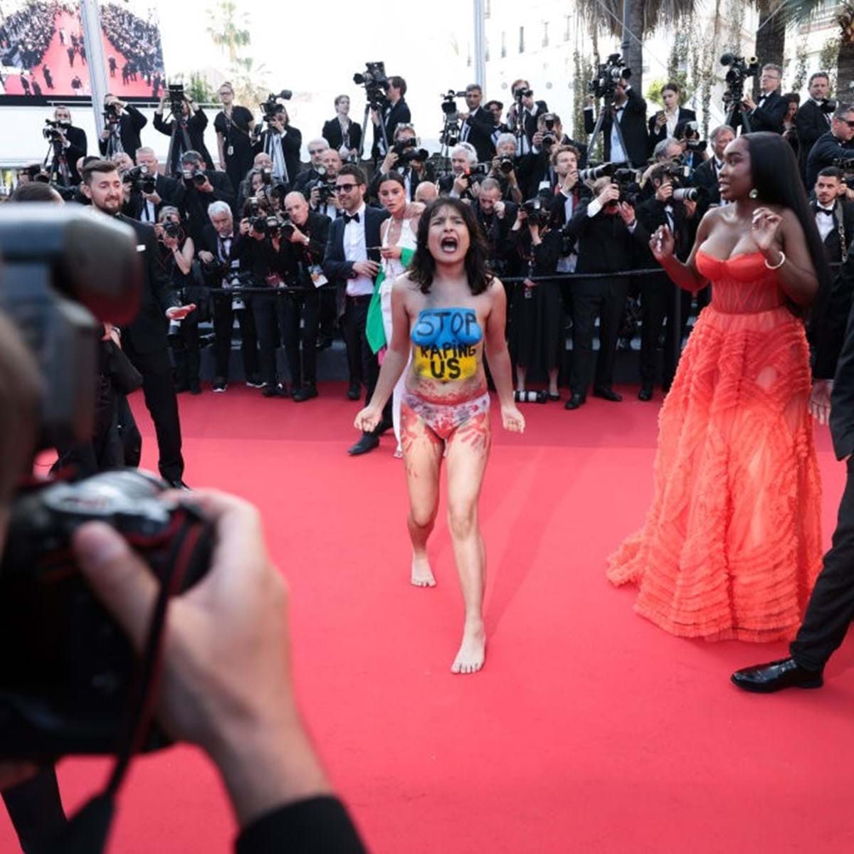 Mulher nua invade Festival de Cannes para protestar contra abusos sexuais na Ucrânia - Mundo foto