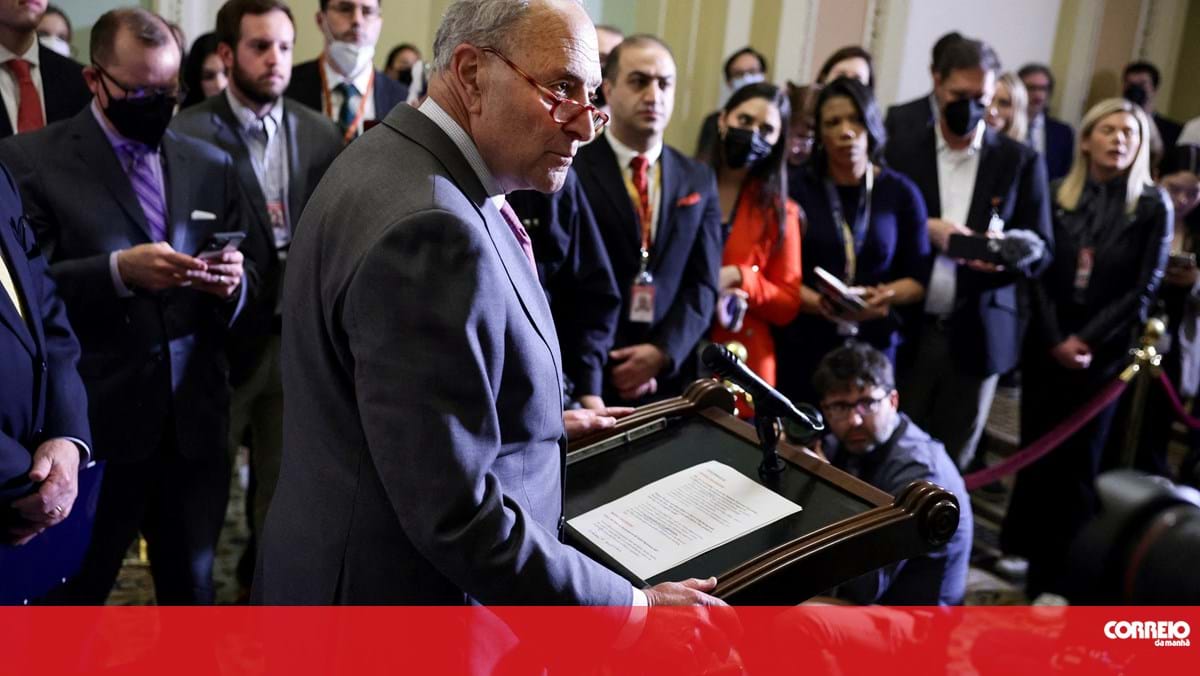 Líder dos democratas no Senado aplaude Biden por "colocar o país primeiro"