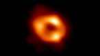 Cientistas revelam primeira imagem do buraco negro no centro da Via Láctea