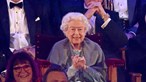 Rainha Isabel II aparece animada e sorridente no Jubileu de Platina
