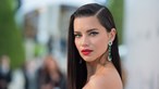 Adriana Lima 'despe' barriga de grávida em Cannes