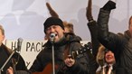 Artista russo enfrenta acusação por questionar conflito durante concerto