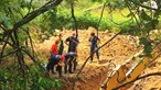 Operacionais tentam resgatar idoso preso em mina de água em Sever do Vouga. Veja agora na CMTV