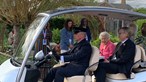 Rainha Isabel II usa buggy para visita depois de ausência relacionada com problemas de mobilidade