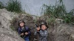 Crianças ucranianas vestem-se de militares, cavam trincheiras e constroem armas de brincar em Kiev