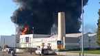 Novas imagens mostram fogo que está a consumir fábrica em Santa Maria da Feira