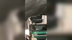 Camião fica preso em túnel após embater contra viaduto no Porto. Veja o momento
