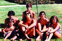 Maria Botelho Moniz com a mãe e os irmãos