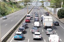 Acidente com três carros no IC19 corta trânsito no sentido Lisboa-Sintra