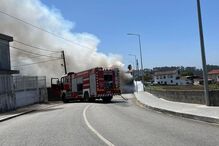 Camião incendia-se na Estrada Nacional 109-4 em Santa Maria da Feira