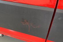 Algumas pessoas começaram a dar murros e pontapés na ambulância e tentaram mesmo entrar no veículo