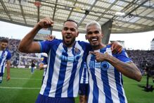 Jogadores celebram título no relvado do Estádio do Dragão