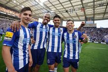 Jogadores celebram título no relvado do Estádio do Dragão