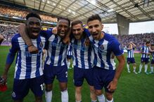 Jogadores celebram título no relvado do Estádio do Dragão