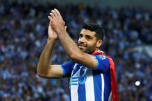 Taremi aplaude os fãs no Dragão