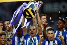 Pepe ergue taça dos campeões