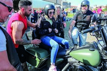 Um grupo de ‘motards’ também se juntaram à iniciativa solidária e até levaram marta a dar uma volta de mota. A jovem não escondeu o entusiasmo 