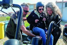 Um grupo de ‘motards’ também se juntaram à iniciativa solidária e até levaram marta a dar uma volta de mota. A jovem não escondeu o entusiasmo 