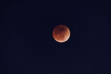 “Lua de Sangue” iluminou os céus no primeiro eclipse lunar do ano