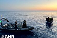 GNR resgata oito migrantes ao largo da ilha de Sardenha em Itália 