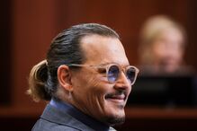 Johnny Depp mostrou-se visivelmente satisfeito com o depoimento de Kate Moss, que o ilibou de alegado episódio de violência doméstica